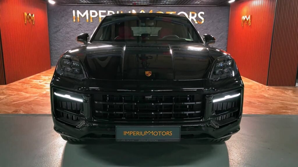 Head 2025 Porsche SUV Cayenne S