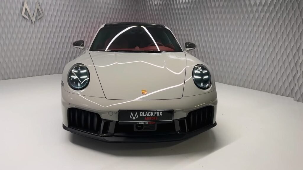Head 2026 Porsche 911 Carrera 4 GTS
