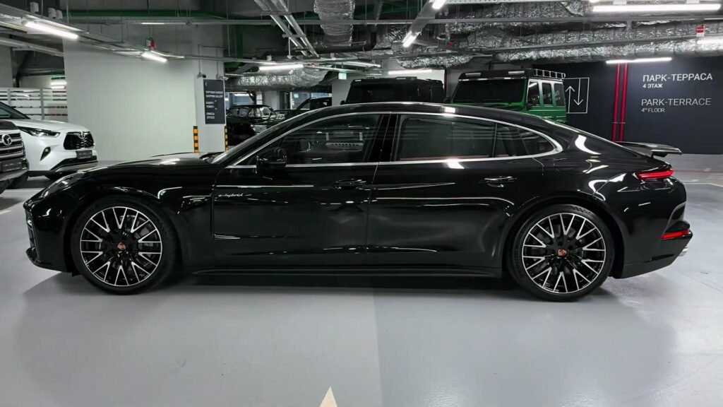 Side 2025 Porsche Panamera 4