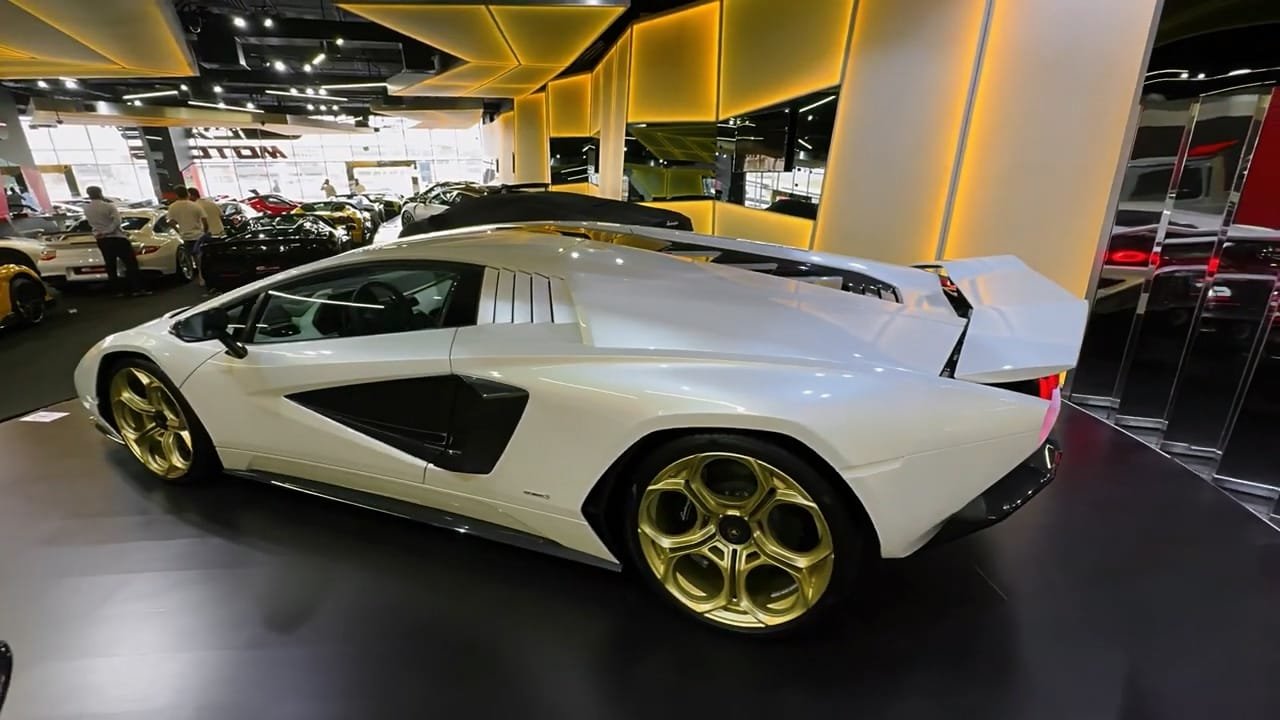 Side Lamborghini Countach