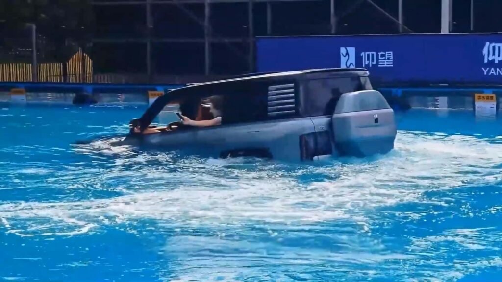 1 Into Water Swimming BYD Yangwang U8L