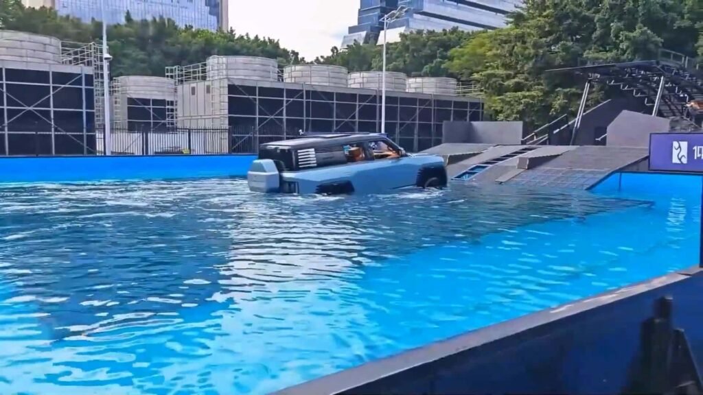 4 Touch Ground Swimming BYD Yangwang U8L