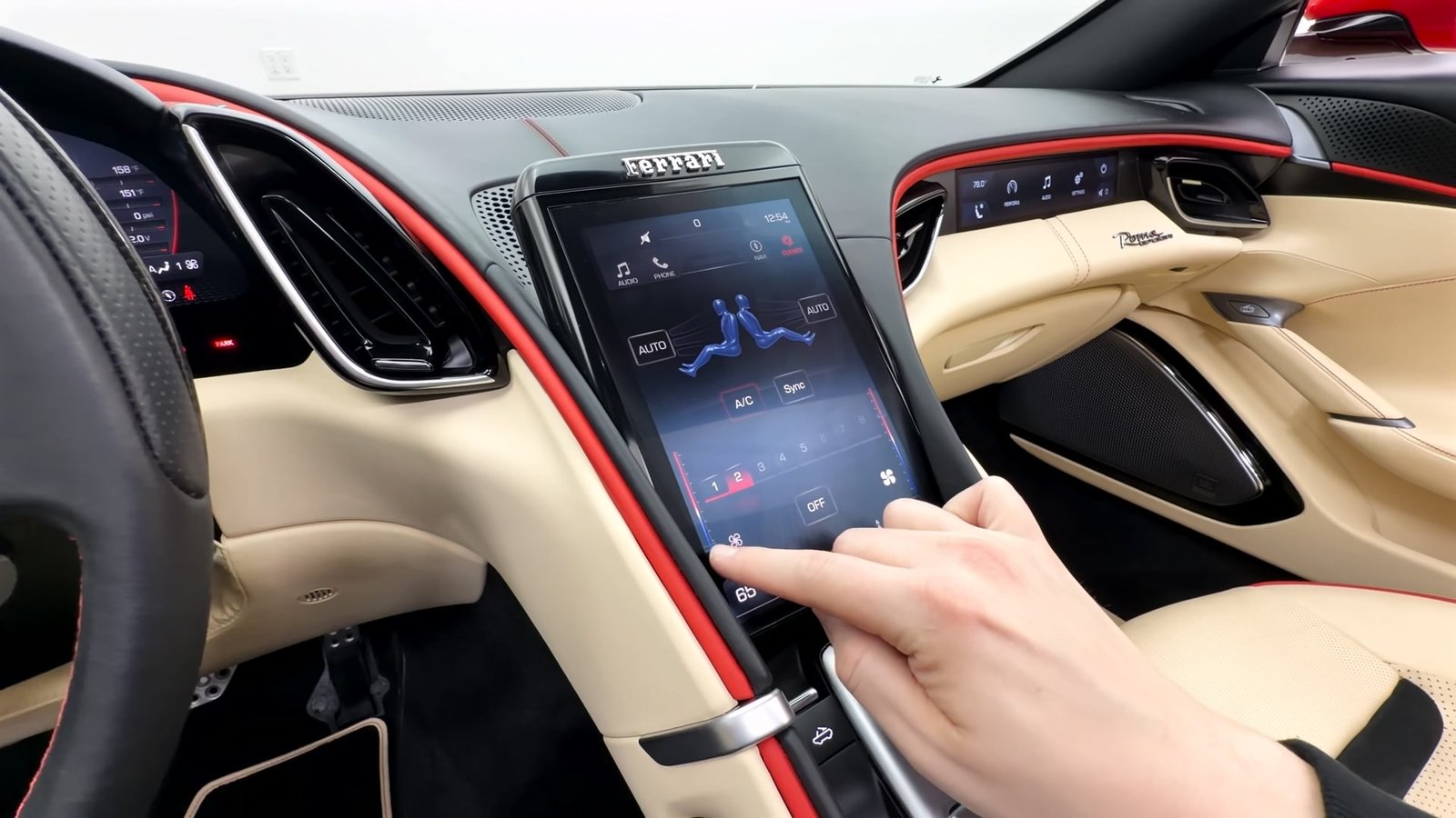 Scream Display 2025 Ferrari Roma Spider