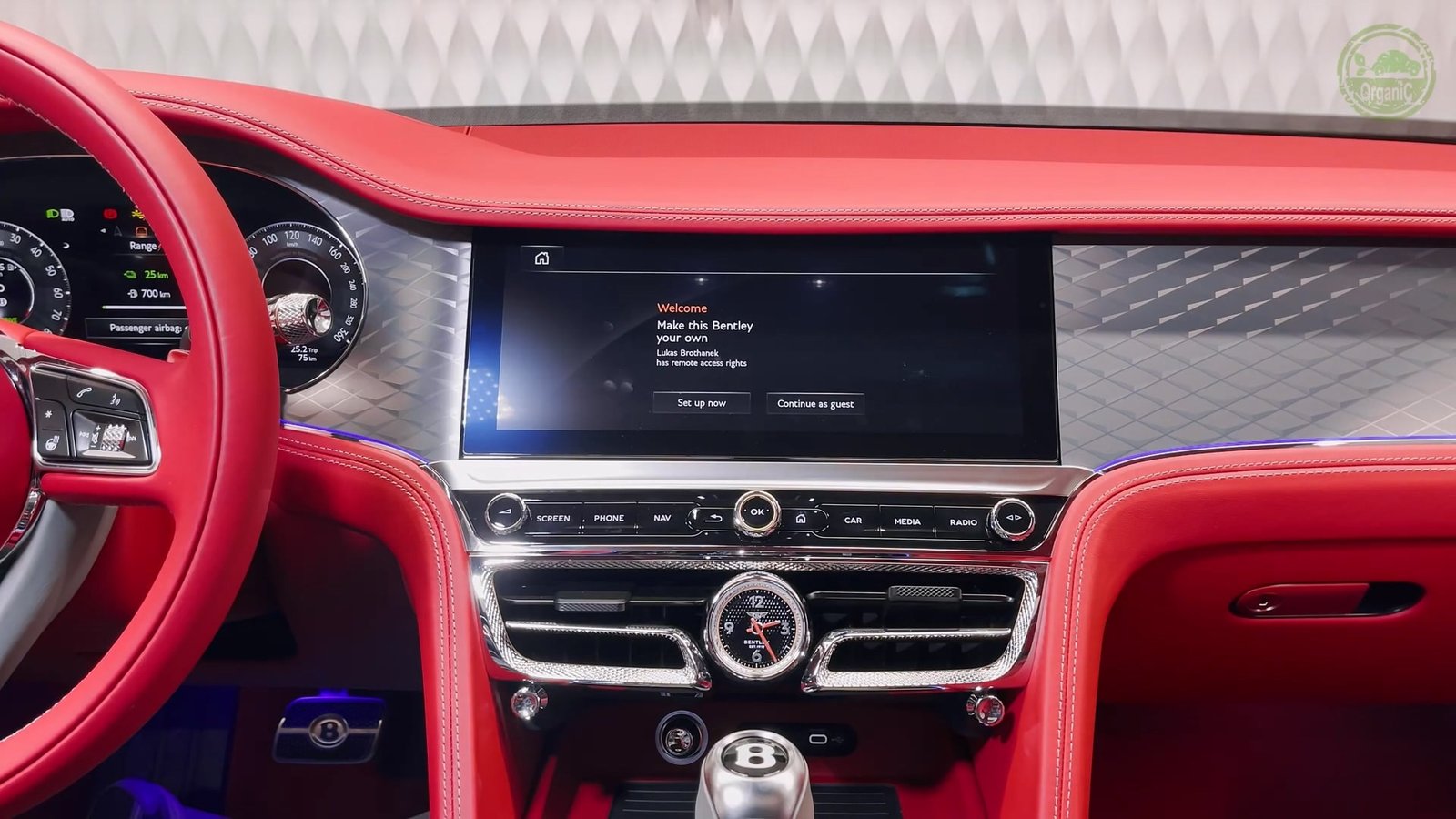 Screen Display 2026 Bentley Flying Spur