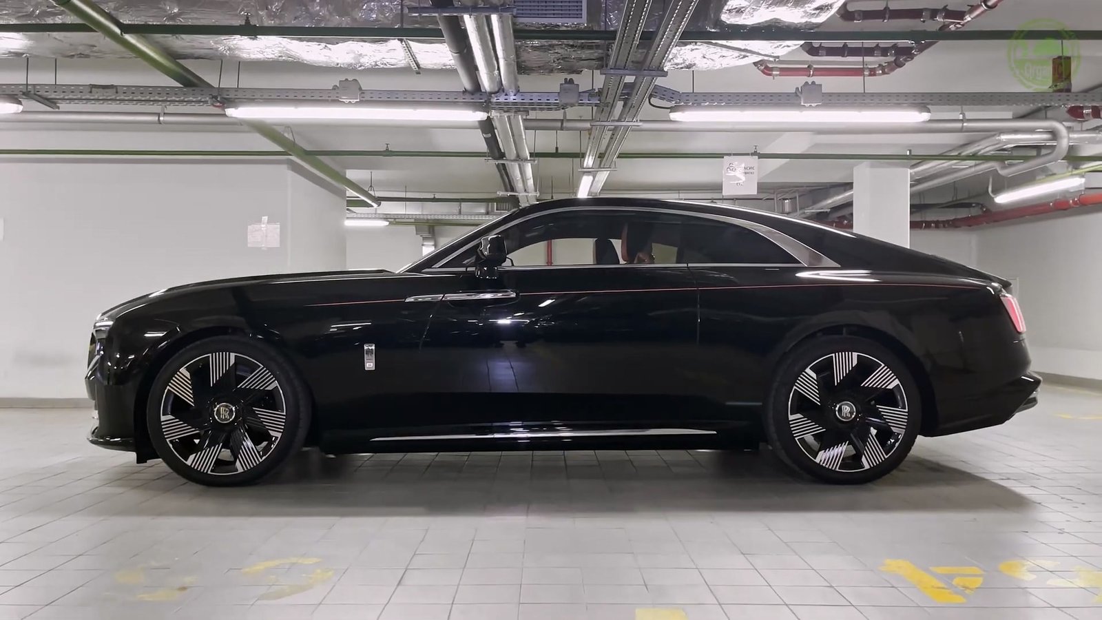 Side Rolls Royce Spectre 2026