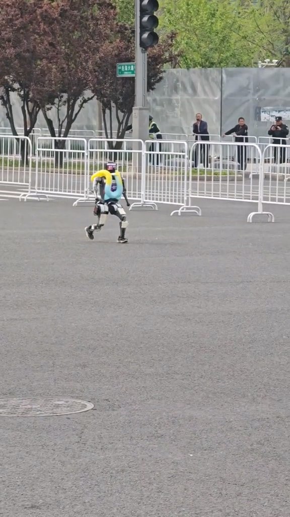 Participants 2026 Humanoid Robot Half Marathon (13)