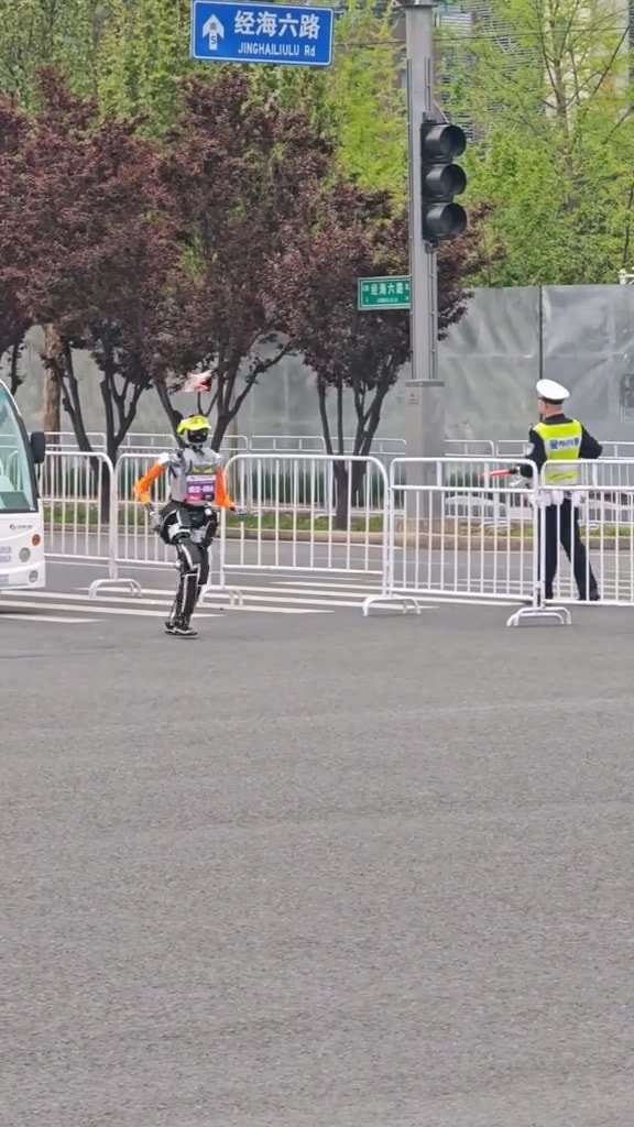 Participants 2026 Humanoid Robot Half Marathon (8)