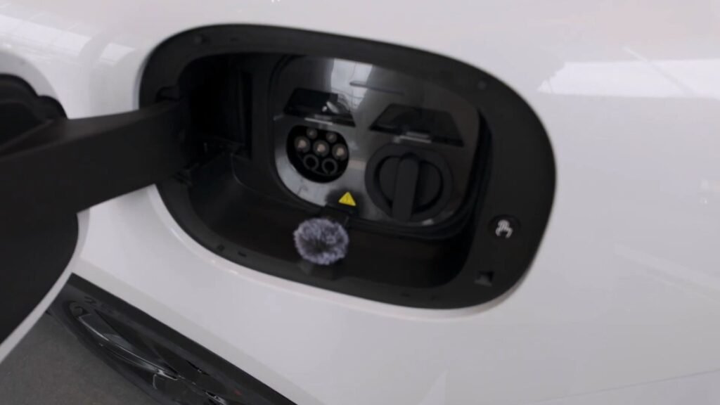 Charging 2026 Luxeed R7 (Zhijie R7).