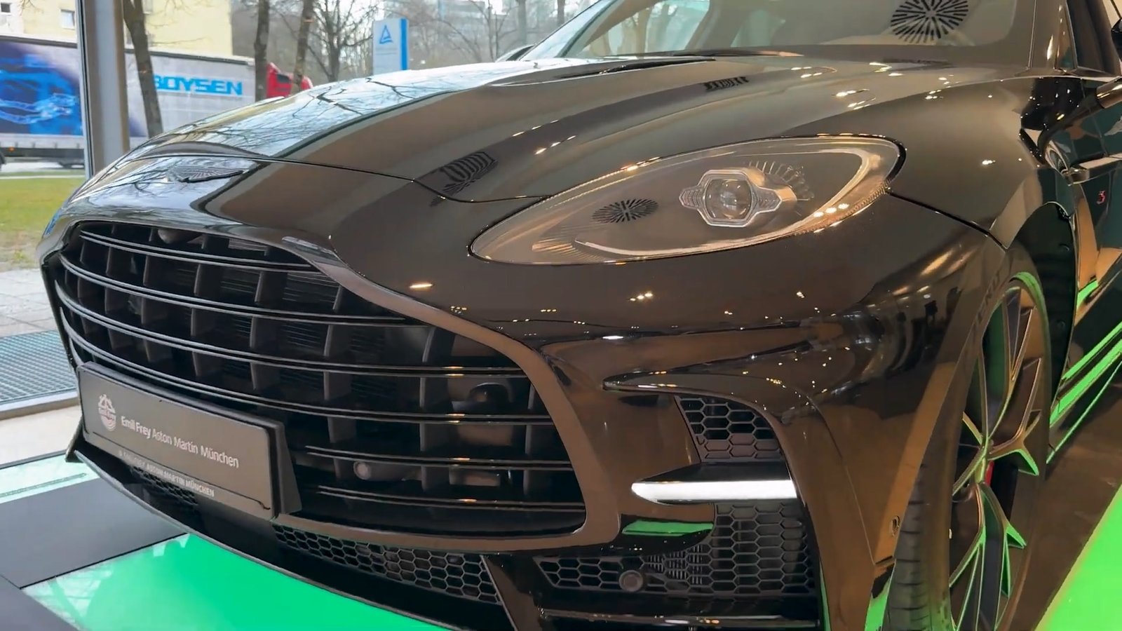 Exterior 2026 Aston Martin DBX S (1)
