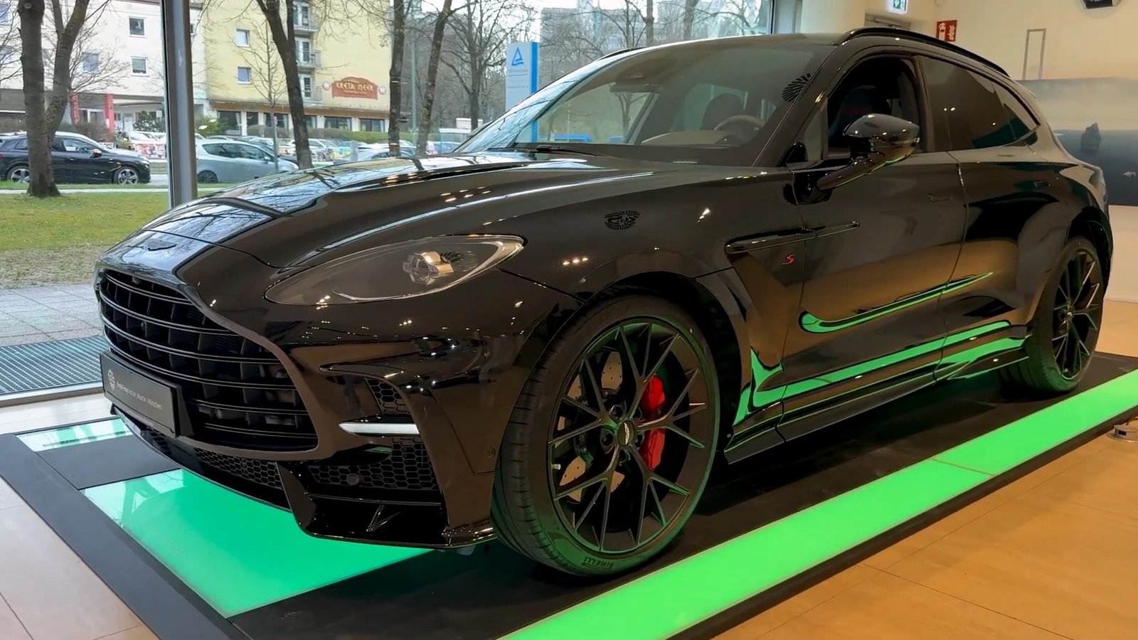 Exterior 2026 Aston Martin DBX S (2)