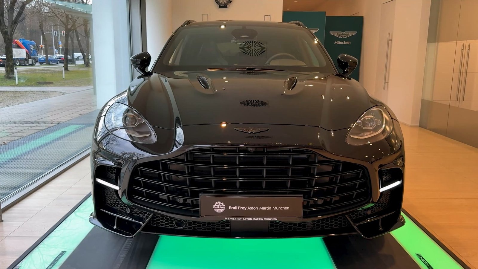 Exterior 2026 Aston Martin DBX S (5)
