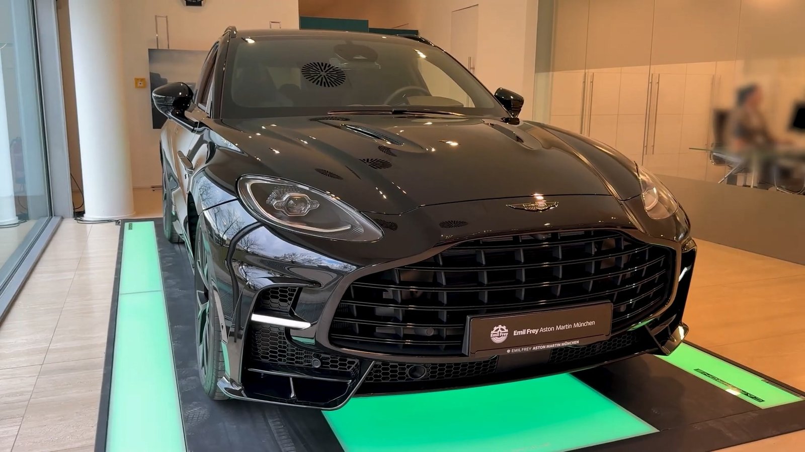 Exterior 2026 Aston Martin DBX S (8)