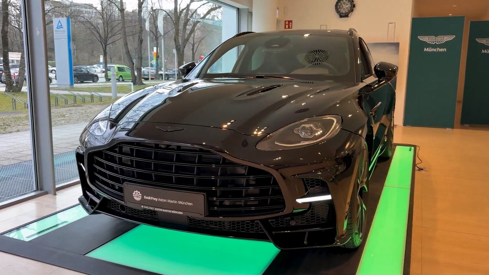 Exterior 2026 Aston Martin DBX S (9)