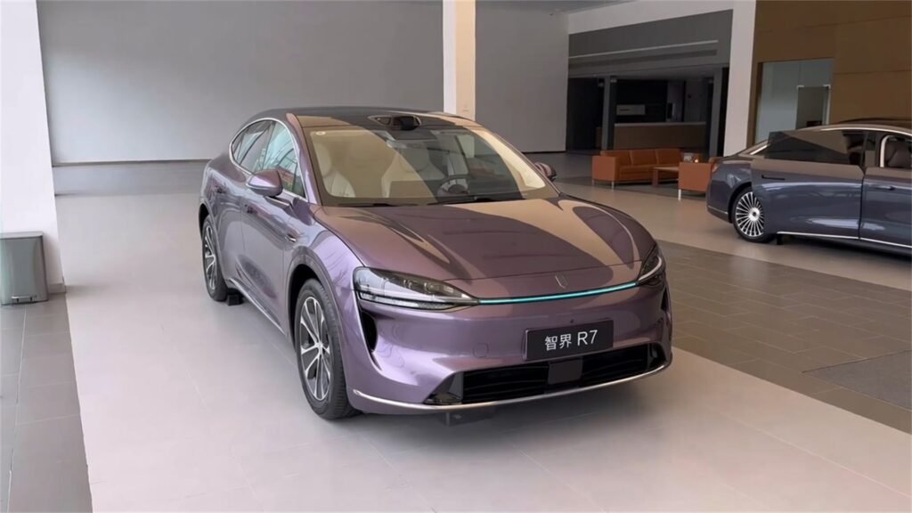 Front 2026 Luxeed R7 (Zhijie R7).