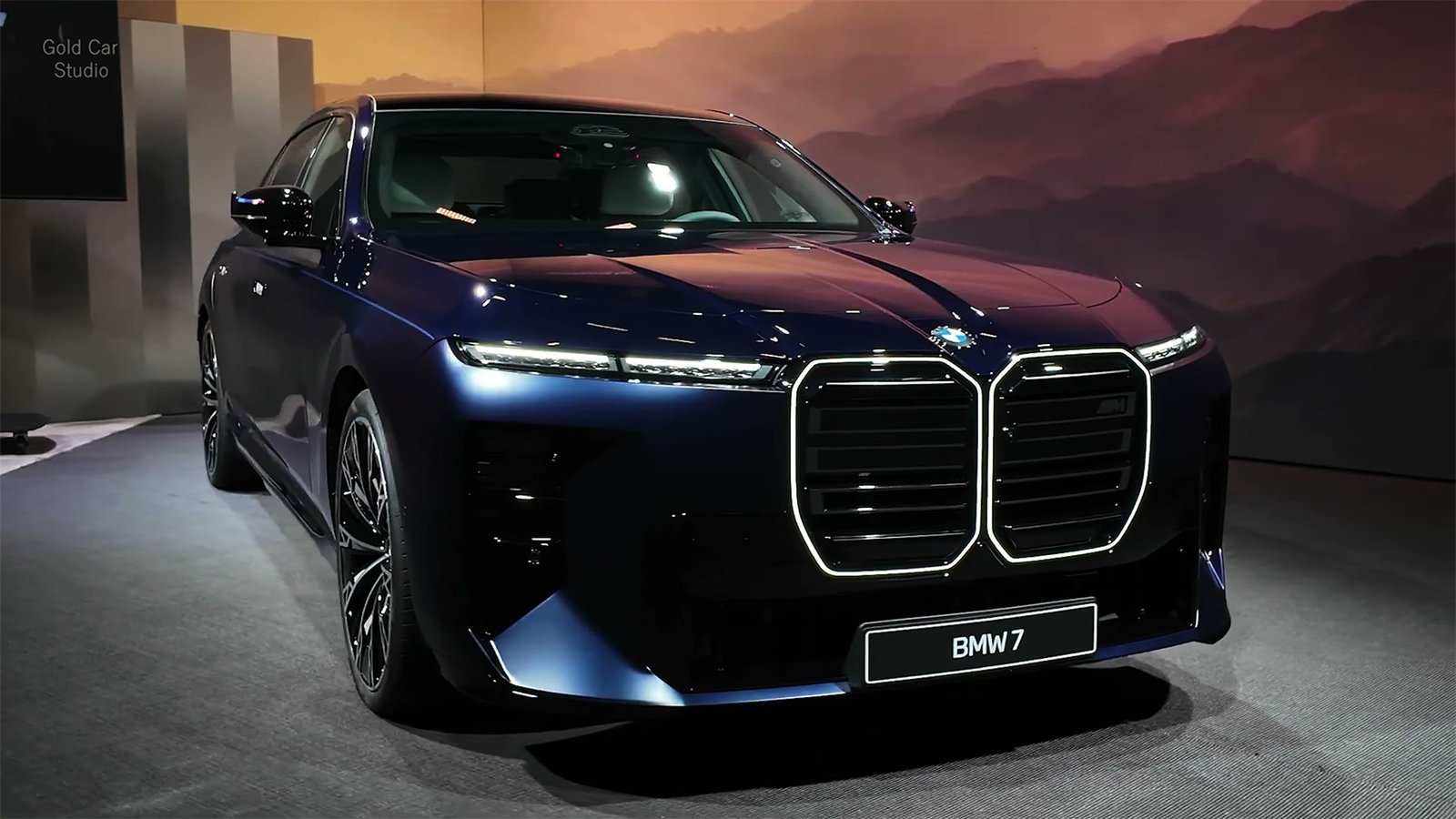 Head 2027 BMW 7 Series M Sport