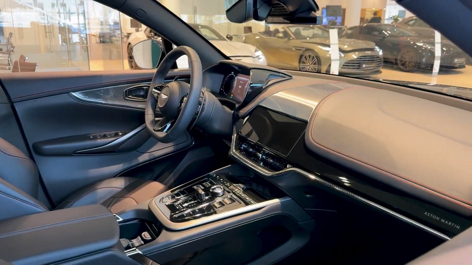 Interior 2026 Aston Martin DBX S (1)