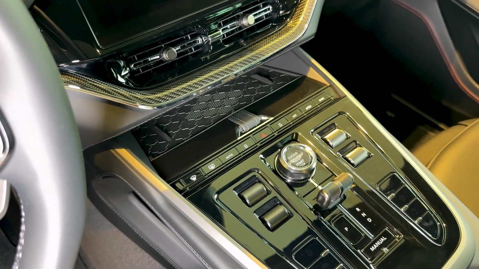 Interior 2026 Aston Martin DBX S (10)