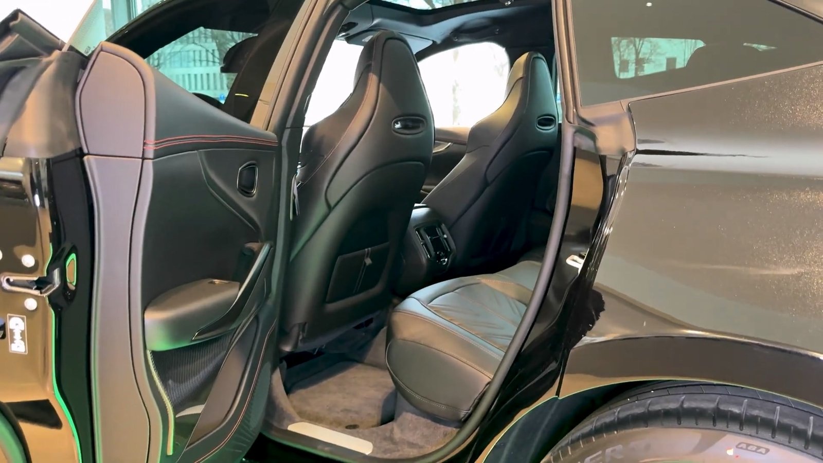 Interior 2026 Aston Martin DBX S (11)