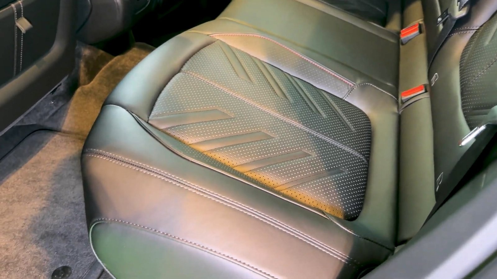Interior 2026 Aston Martin DBX S (12)