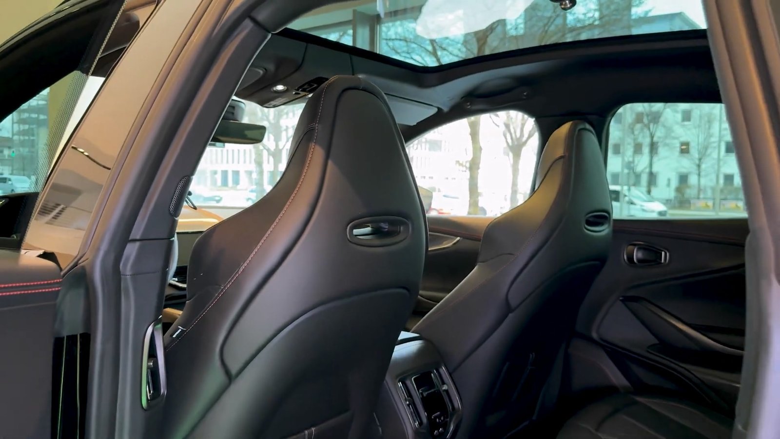 Interior 2026 Aston Martin DBX S (13)