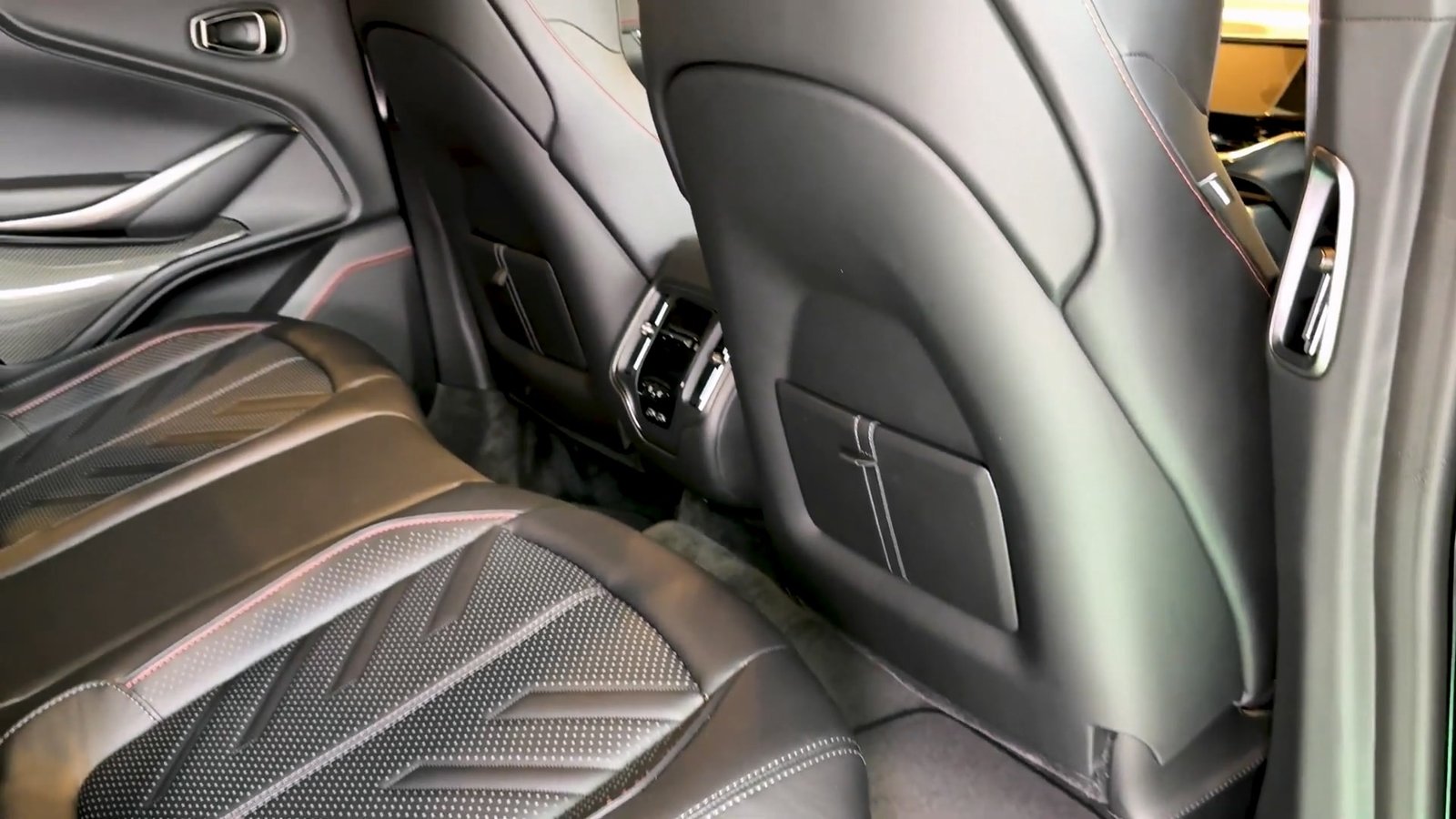 Interior 2026 Aston Martin DBX S (14)
