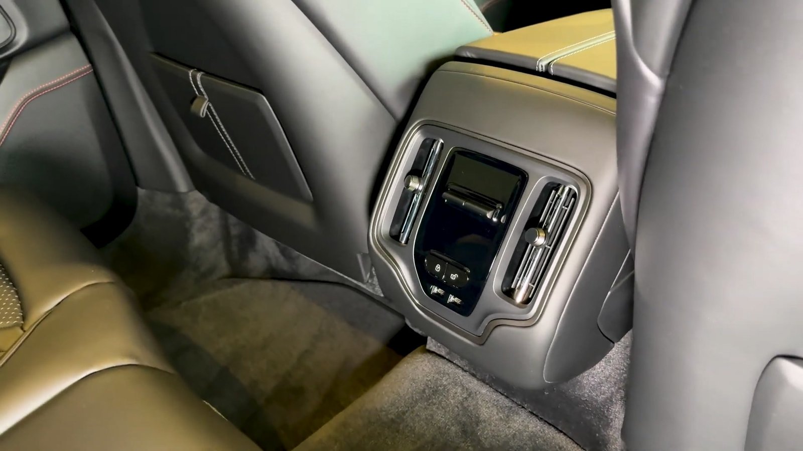 Interior 2026 Aston Martin DBX S (15)