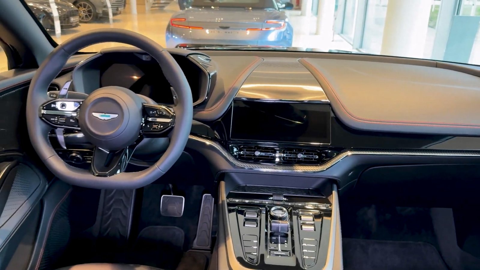 Interior 2026 Aston Martin DBX S (16)