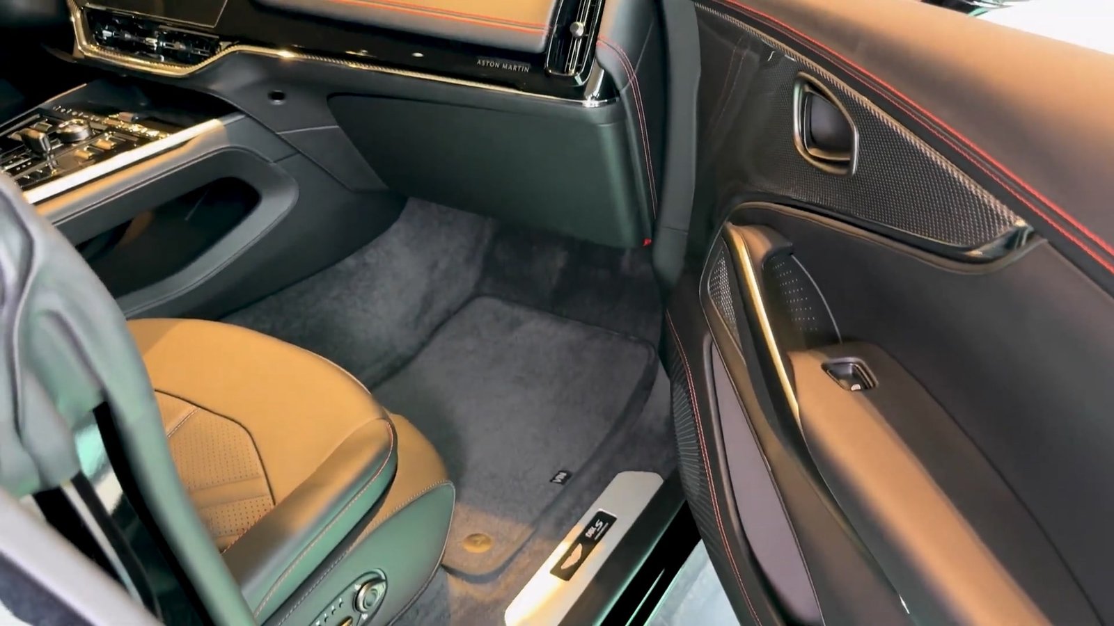 Interior 2026 Aston Martin DBX S (2)