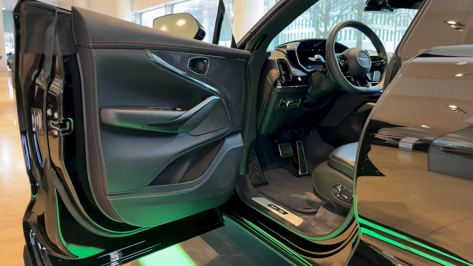 Interior 2026 Aston Martin DBX S (3)