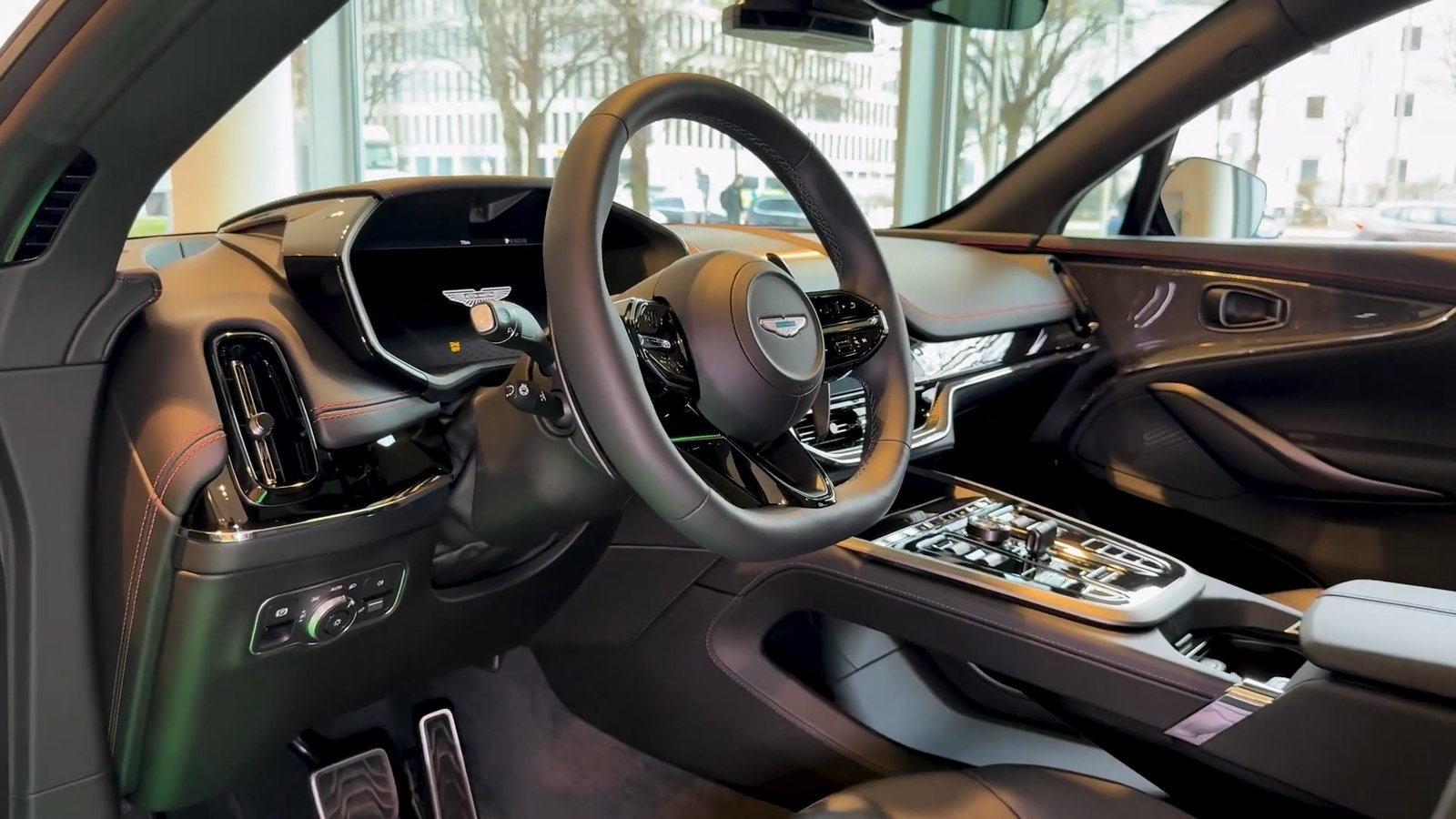 Interior 2026 Aston Martin DBX S (4)