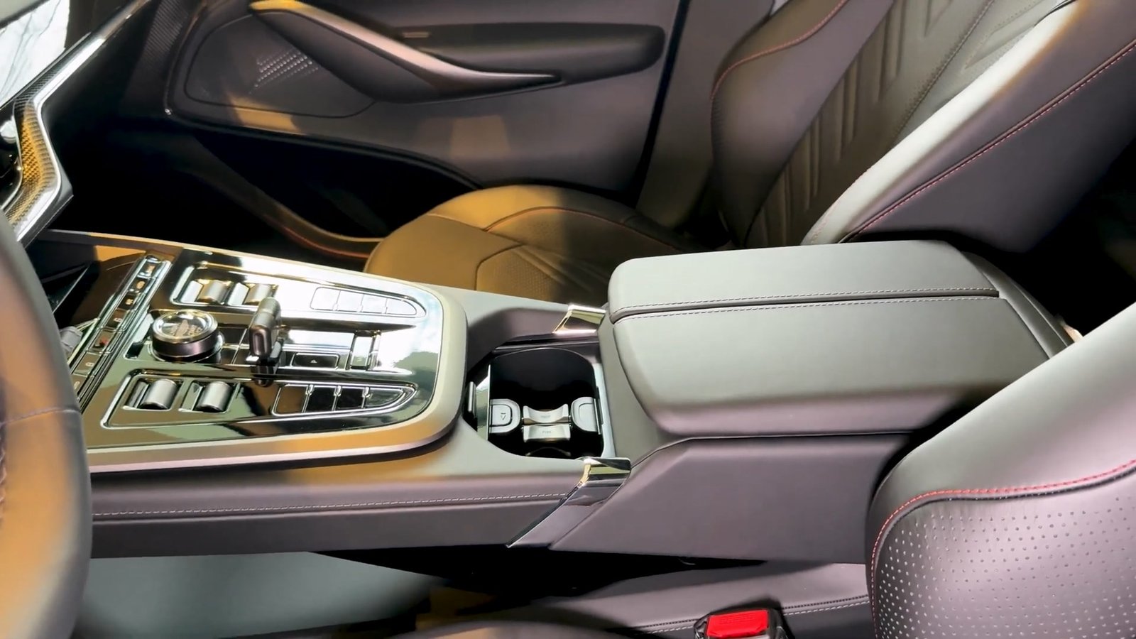 Interior 2026 Aston Martin DBX S (5)