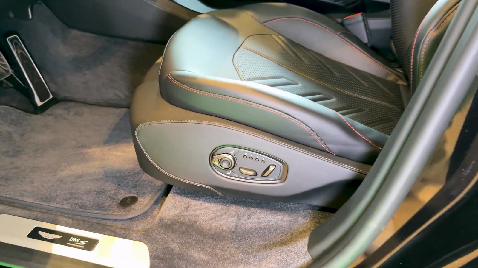 Interior 2026 Aston Martin DBX S (6)
