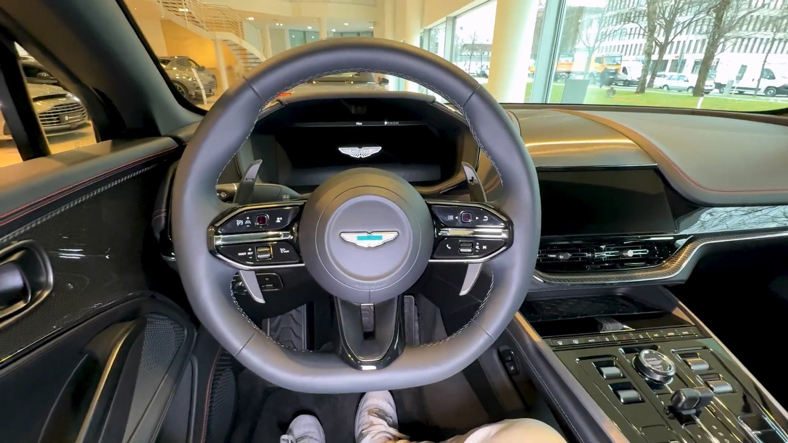 Interior 2026 Aston Martin DBX S (7)