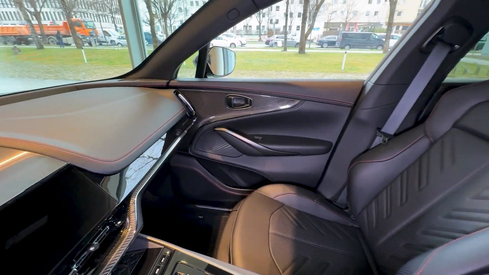 Interior 2026 Aston Martin DBX S (8)