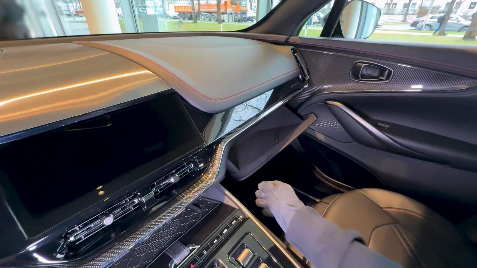 Interior 2026 Aston Martin DBX S (9)