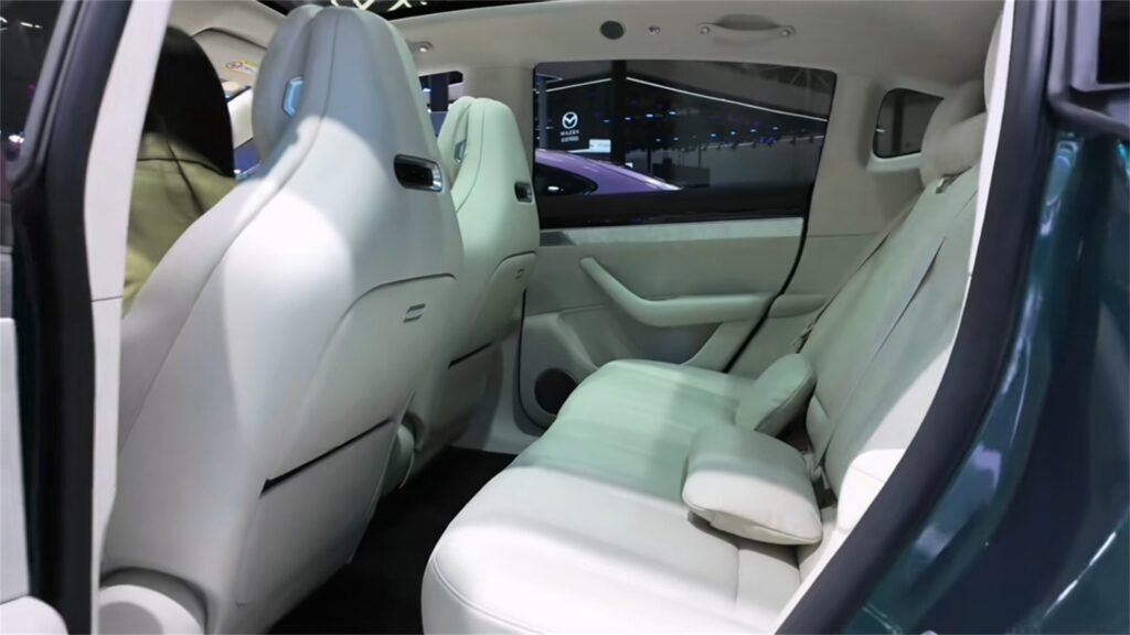 Rear Cabin 2026 Luxeed R7 (Zhijie R7).