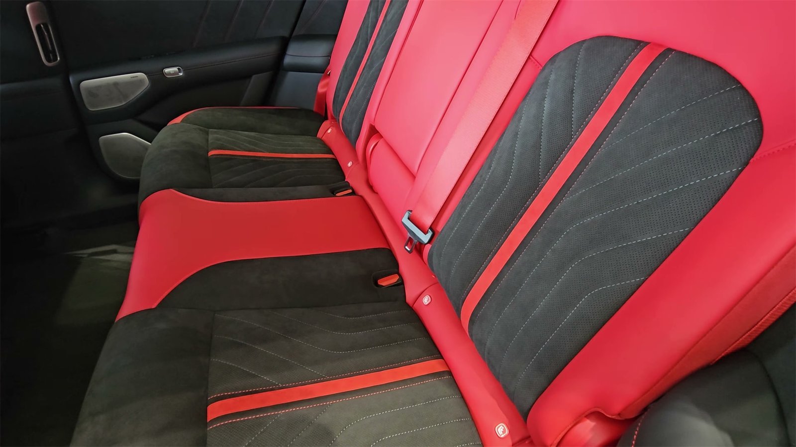 Red Black Interior 2026 Xiaomi YU7 GT (3)