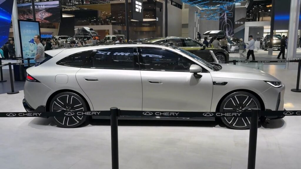 Side 2026 Chery Fengyun A9 Wagon