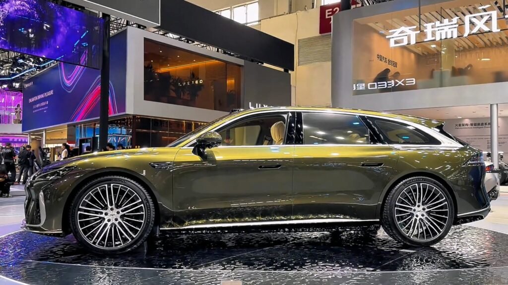 Side 2026 Chery Fengyun A9L GT