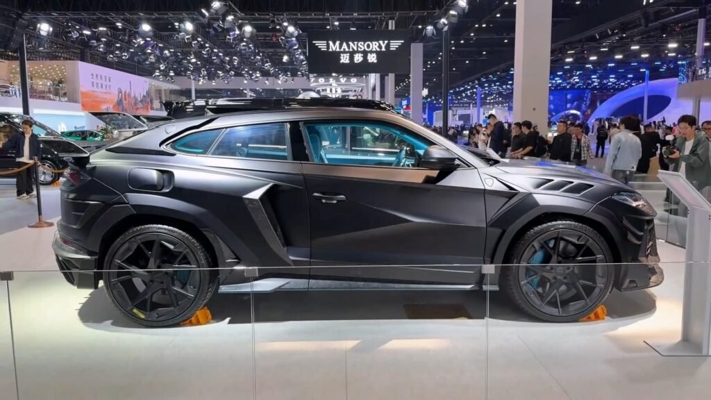 Side 2026 Lamborghini Urus SE