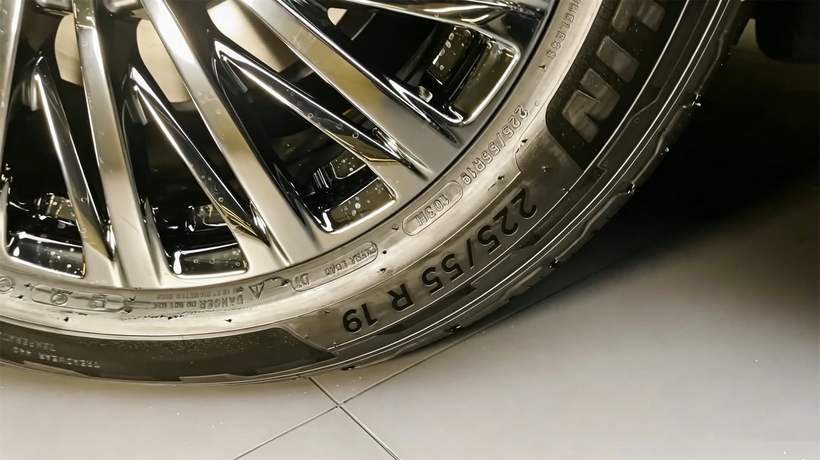 Tire 2026 Lexus LM