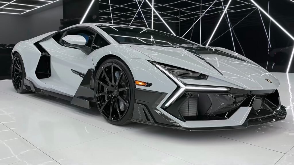 3 Lamborghini Revuelto