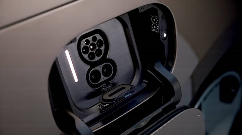 Charging 2027 Mercedes Benz VLE Feature (3)