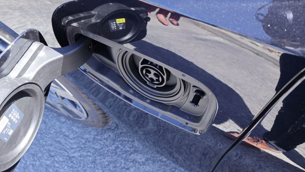 Close Up 2027 BMW 550e (1)