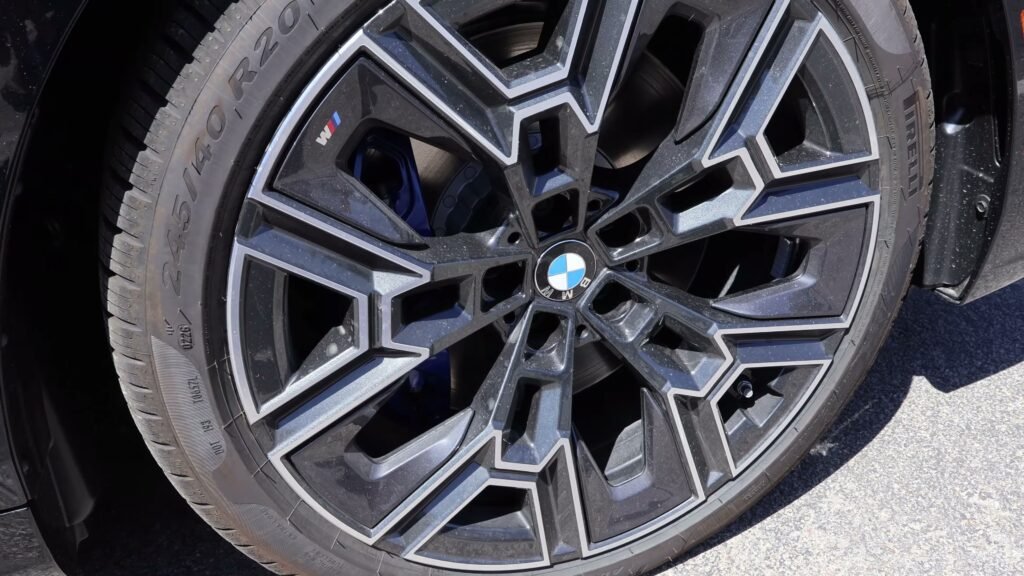 Close Up 2027 BMW 550e