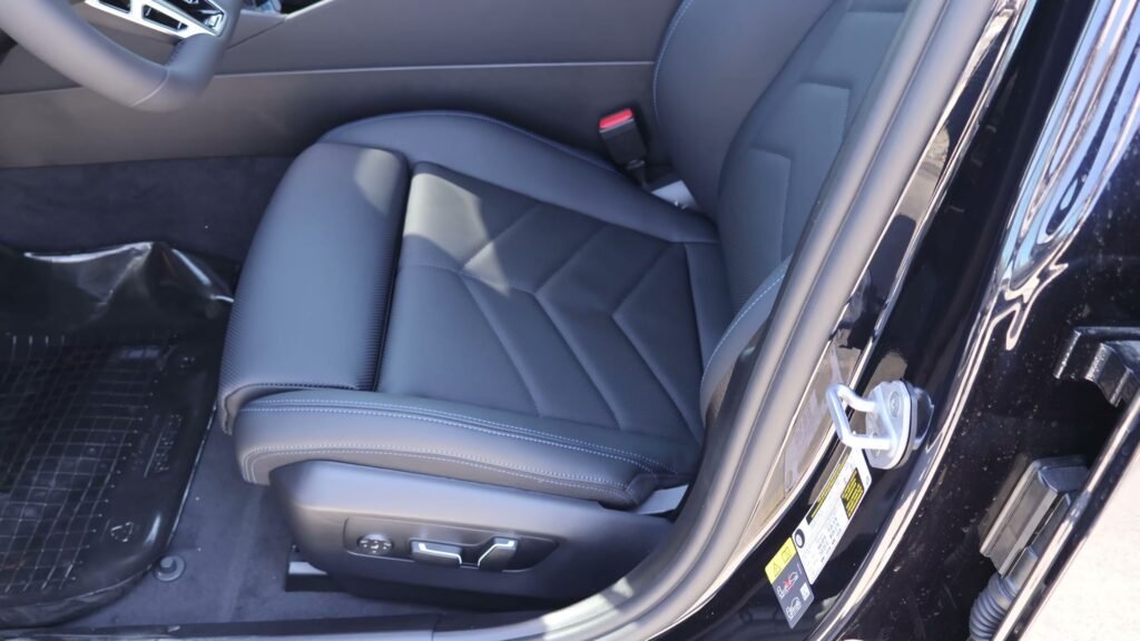 Close Up 2027 BMW 550e (2)