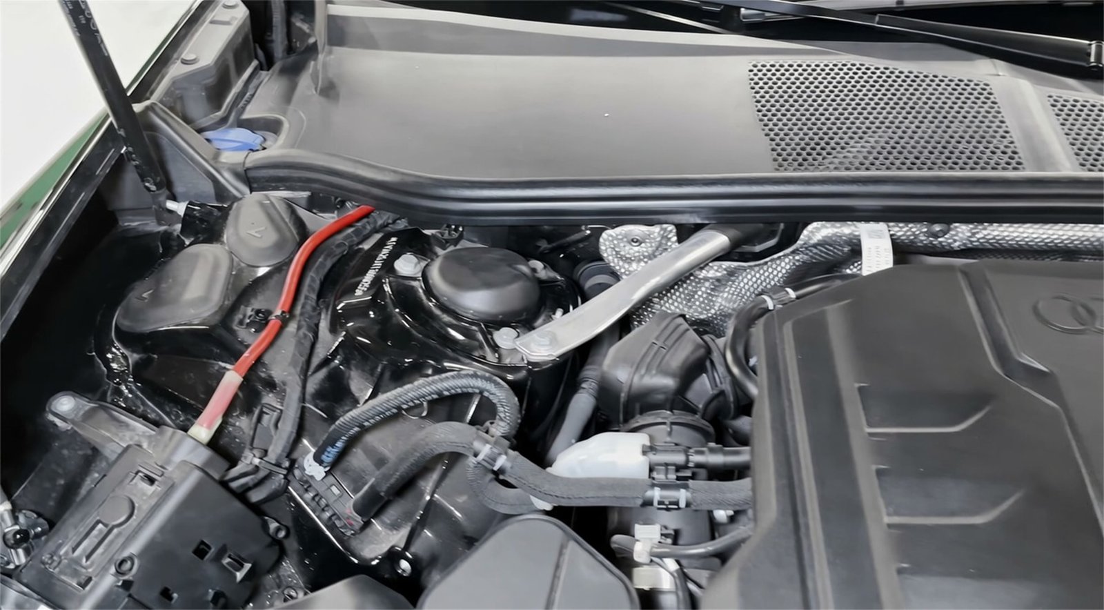Engine 2027 Audi A6L (2)