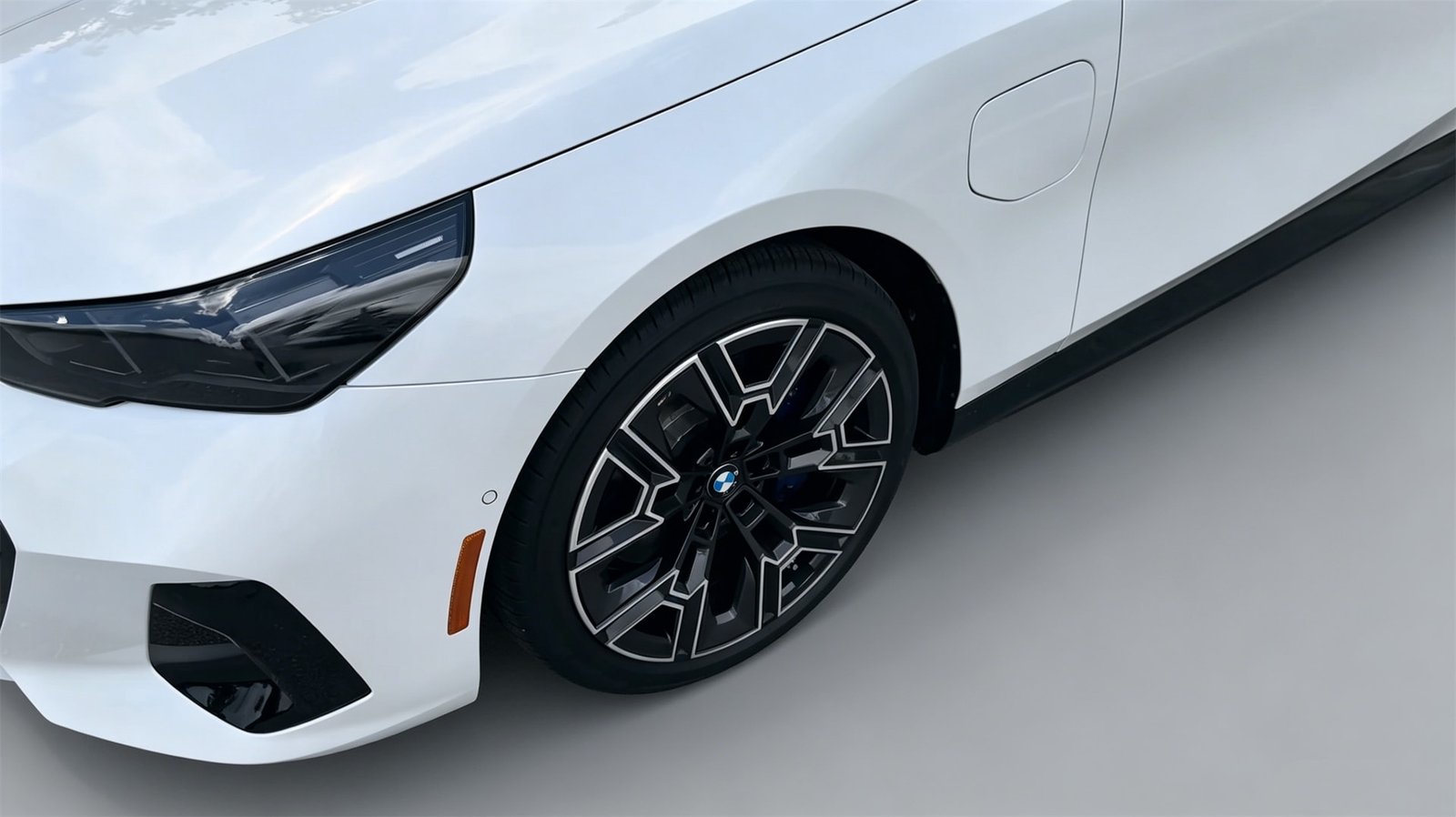 Exterior 2027 BMW 550e (6)