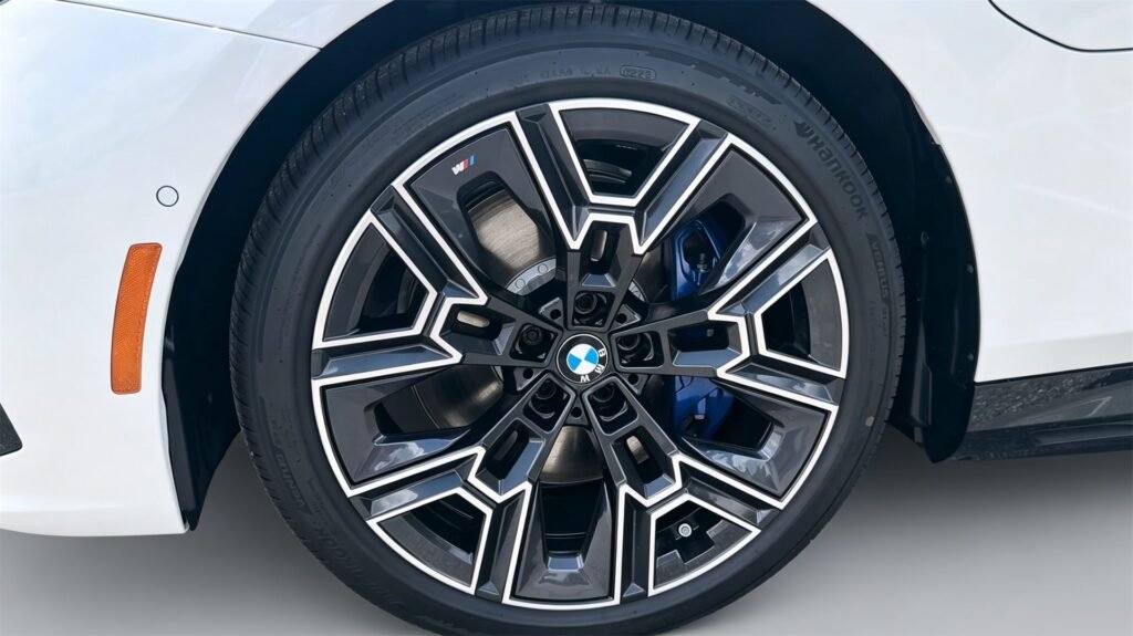 Exterior 2027 BMW 550e (7)