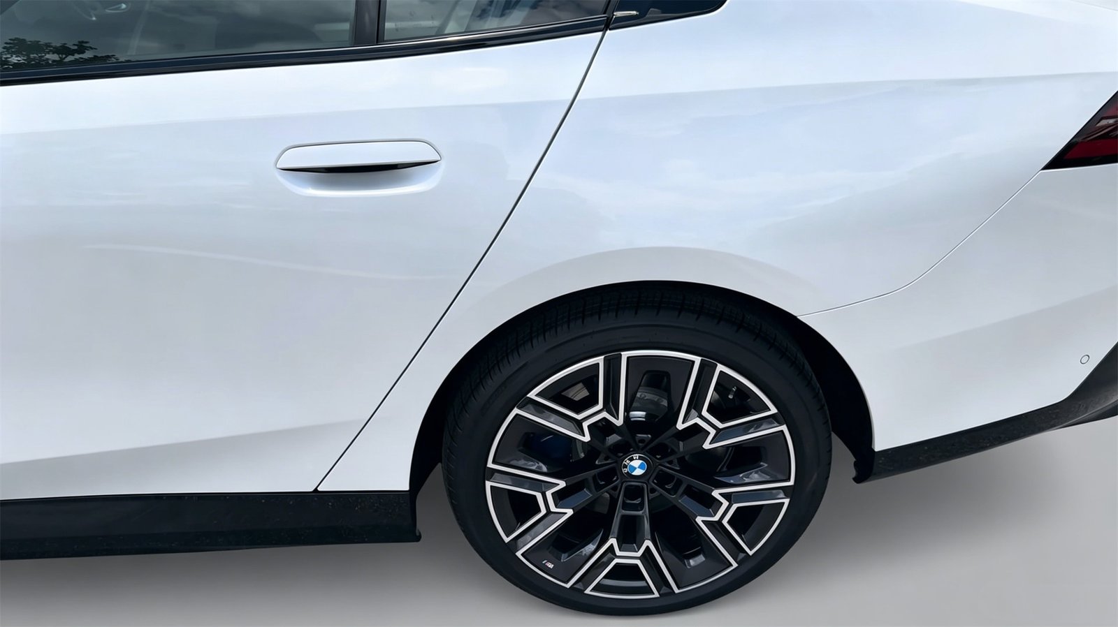 Exterior 2027 BMW 550e (8)